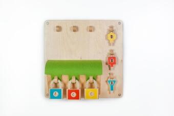 Holzspielzeug Wandspiel Schatzkiste mit Schlössern von SINA Spielzeug, Motorikbrett aus Holz mit