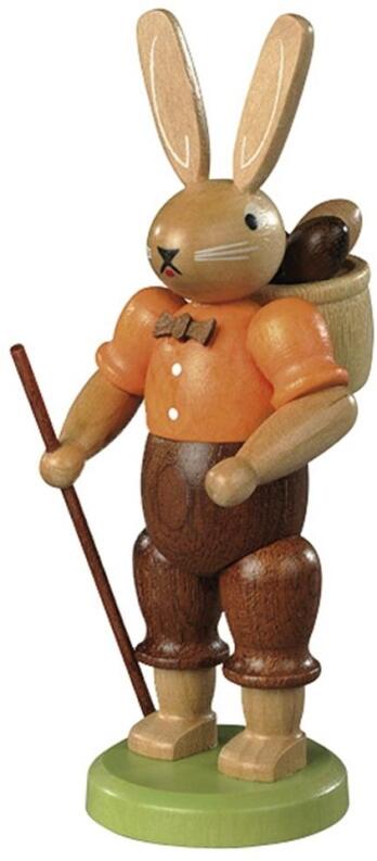Osterfigur – detailreicher Hasenmann mit Wanderstock und Eierkorb, farbig lasiert – H = 11 cm