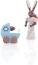Osterfigur - Hasenmutter mit Kinderwagen und Baby Bunt - Ansicht Links - Mit Korb voller Ostereier