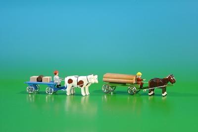 2 Miniatur Gespanne Lattenwagen in blau mit Ochsen , Ladung: 2 Kisten, 1 Fass und Klötzerwagen in grün mit Pferde , Ladung: Baumstämme Länge ca 9cm