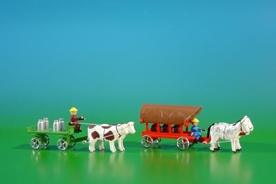 2 Miniatur Gespanne Tafelwagen in grün mit Ochsen , Ladung: 4 Milchkannen und Planwagen in rot mit Pferde , Ladung: 3 Fässer Länge ca 9cm