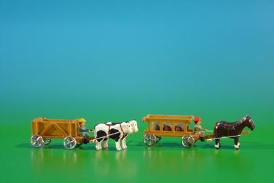 2 Miniatur Gespanne Kastenwagen in natur mit Ochsen , Ladung: leer und Leiterwagen in natur mit Pferde , Ladung: 3 Fässer Länge ca 9cm