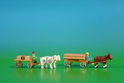 2 Miniatur Gespanne Lattenwagen in natur mit Ochsen , Ladung: 2 Kisten, 1 Fass und Klötzerwagen in natur mit Pferde , Ladung: Baumstämme Länge ca 9cm