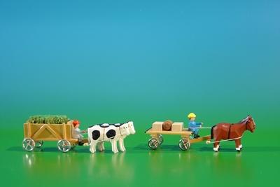 2 Miniatur Gespanne Kastenwagen in natur mit Ochsen , Ladung: Gras-Ladung und Leiterwagen in natur mit Pferde , Ladung: 2 Kisten, 1 Fass Länge ca 9cm