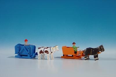 2 Miniatur Schlitten Leichter Kastenschlitten in orange mit Pferde , Ladung: Leer und Kastenschlitten in blau mit Ochsen , Ladung: Leer Länge ca 9cm