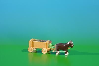 Miniatur Gespann Kastenwagen in natur mit Pferde , Ladung: Kohlen Länge ca 9cm