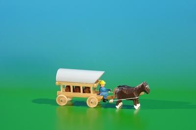 Miniatur Gespann Planwagen in natur mit Pferde , Ladung: 3 Fässer Länge ca 9cm