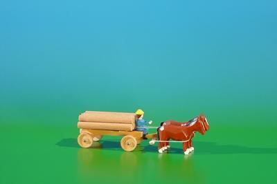 Miniatur Gespann Klötzerwagen in natur mit Pferde , Ladung: Baumstämme Länge ca 9cm