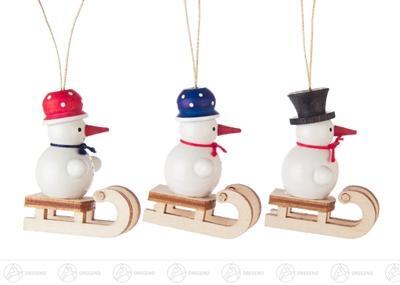 Baumschmuck Behang Schneemanntrio auf Schlitten  Breite x H&ouml;he x Tiefe 1,5 cmx3 cmx2 cm