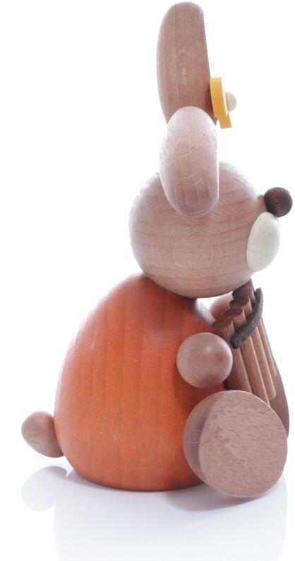 Osterfigur - Osterhäsin sitzend mit Panflöte - Ansicht Rechts - Gelbe Haarschleife