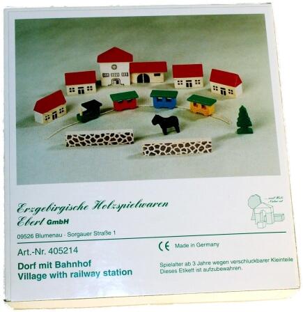 Holzspielzeug Spielzeugdorf mit Bahnhof im Karton