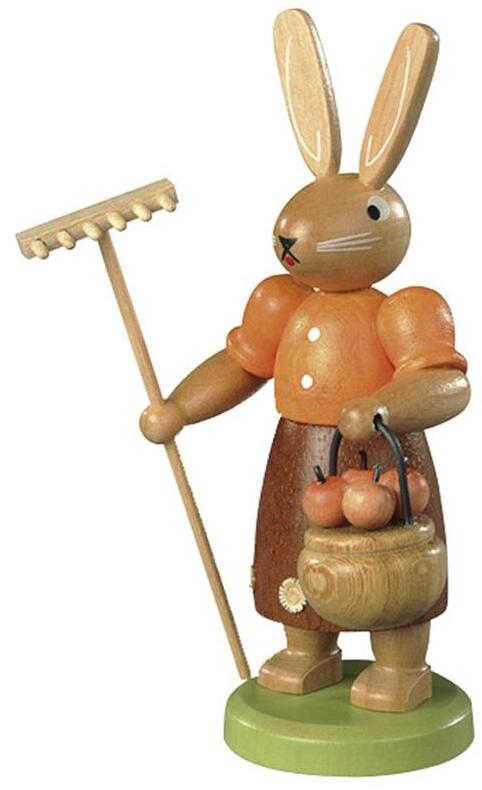 Osterfigur – detailreiche Hasengärtnerin mit Rechen und Obstkorb, farbig lasiert – H = 11 cm
