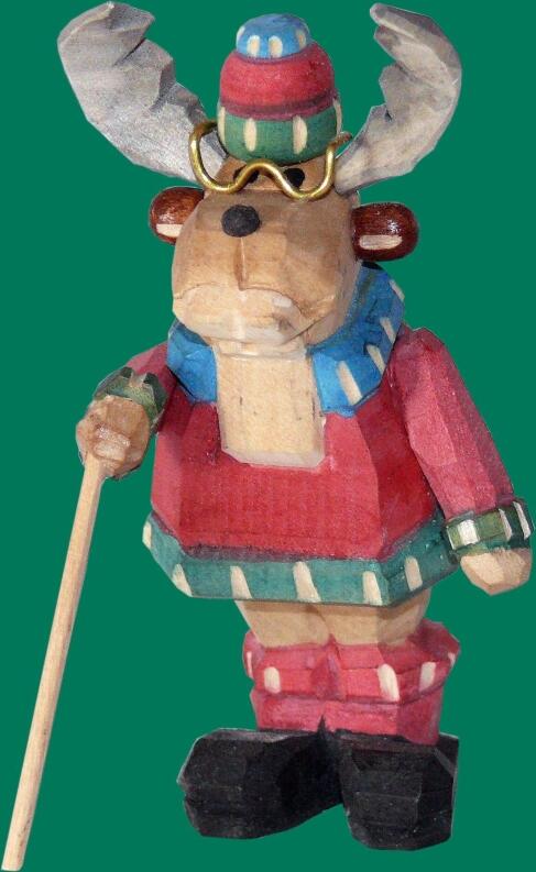 Elchfigur – liebevoll geschnitzter Großvater mit rotem Mantel und schwarzem Hut, detailreich bemalt 