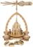 Pyramide Frauenkirche mit drehenden Kurrendefiguren aus naturfarbenem Holz, warm beleuchtet,