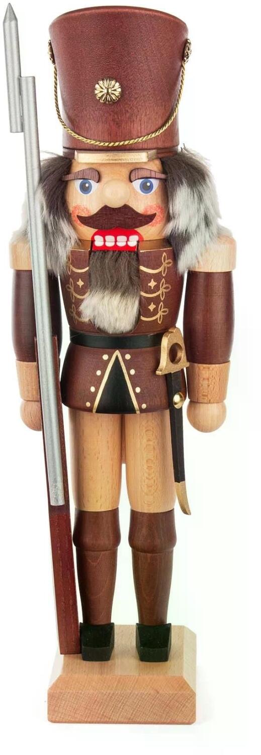 Nussknacker &ndash; traditioneller Soldat in brauner Lasur mit Speer, M&uuml;tze und Gewehr &ndash; BxHxT 12 x 38,5 x 10 cm