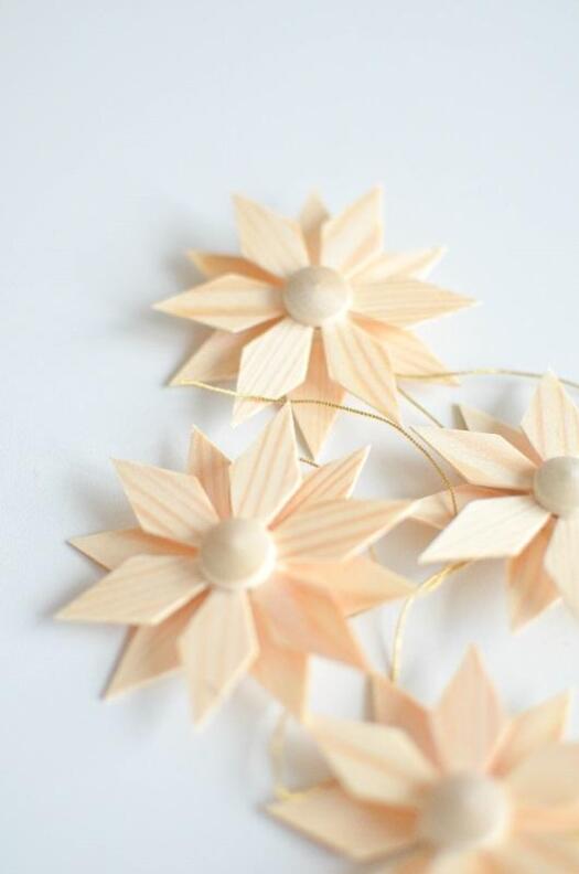 Christbaumschmuck - Holzsterne aus Kiefernblätter 4er Set - Ansicht 1 - Hergestellt im Erzgebirge