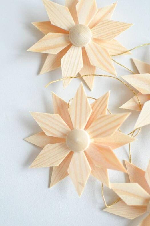 Christbaumschmuck - Holzsterne aus Kiefernblätter 4er Set - Ansicht 1 - Hergestellt im Erzgebirge