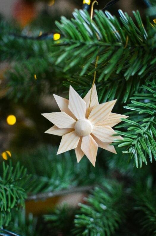 Christbaumschmuck - Holzsterne aus Kiefernblätter 4er Set - Ansicht 1 - Hergestellt im Erzgebirge