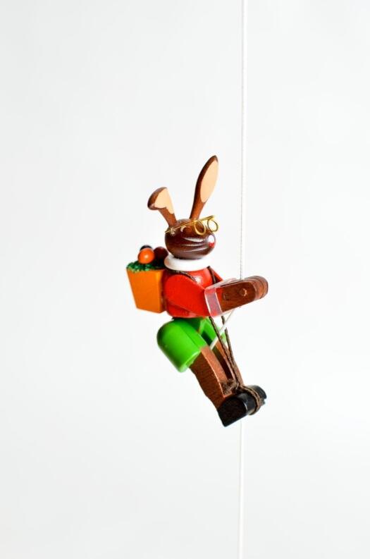 Holzspielzeug - Niedlicher Kletterfigur Osterhase mit Eierkorb - BxHxT ca. 3x6,5x2 cm