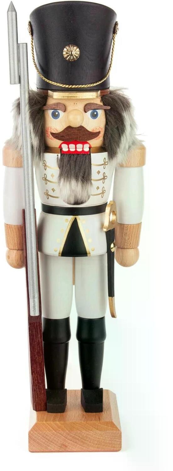 Nussknacker &ndash; stolzer Soldat mit wei&szlig;er Uniform Gewehr und goldenen Akzenten &ndash; BxHxT 12 x 38 x 10 cm