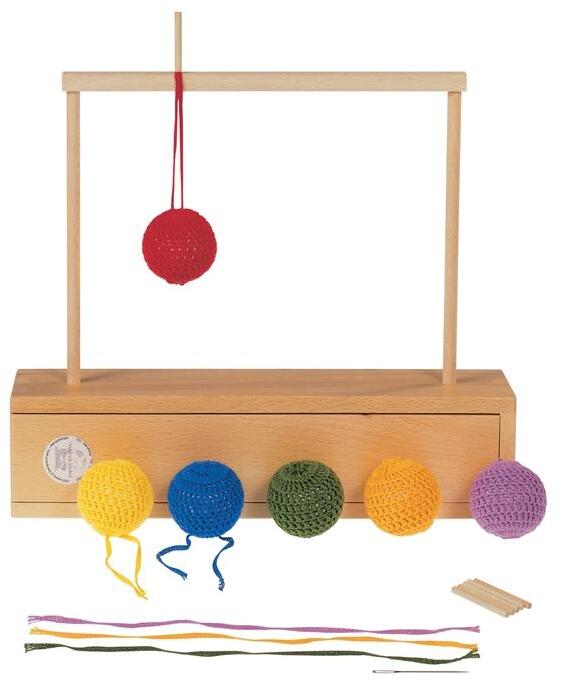 Holzspielzeug - Gabe 1 Fröbelspiel 6 Bälle ø 40 mm - LxBxH 300x75x70mm