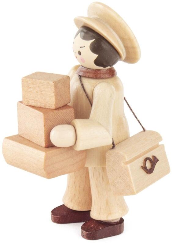 Miniaturfigur Paketzusteller natur 4x6,5x4 cm aus Holz mit Paketen und Umhängetasche von Großhandel
