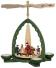 Pyramide Weihnachtsmann bei Bescherung mit drehendem Spielzeug, grünem Bogen und Holzfiguren von