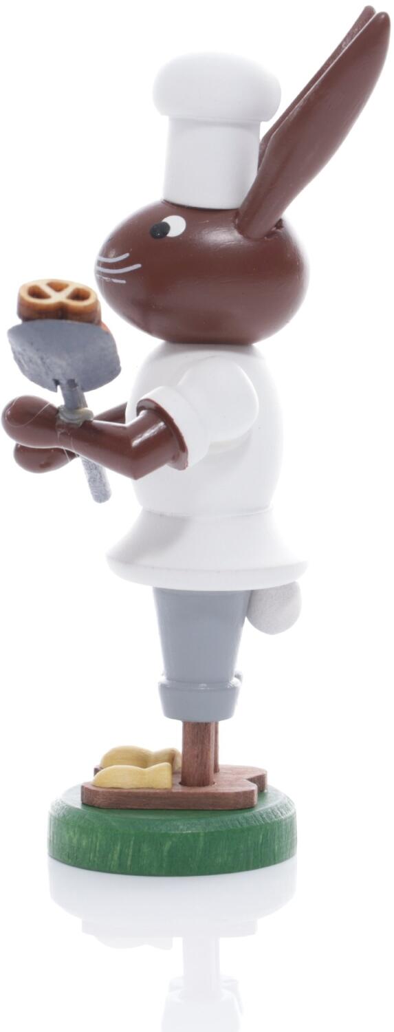 Osterfigur – detailreich gestalteter Osterhase Bäcker mit Brotschaufel und Bäckermütze – BxHxT ca. 5x9x4 cm