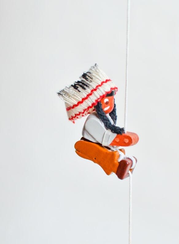 Holzspielzeug - Niedliche Kletterfigur Indianer - BxHxT ca. 3x6,5x2 cm