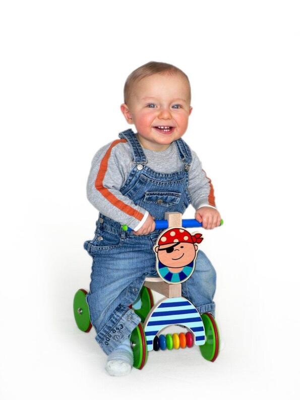 Holzrutscher – mit farbenfrohem Piratmotiv und stabilem Griff aus Holz – BxHxT 41 x 34 x 19 cm