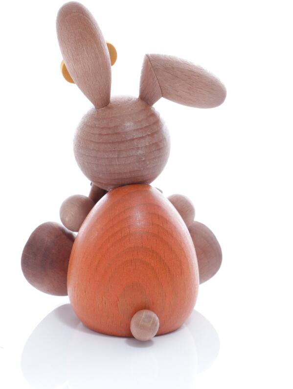 Osterfigur - Osterhäsin sitzend mit Panflöte - Ansicht Hinten