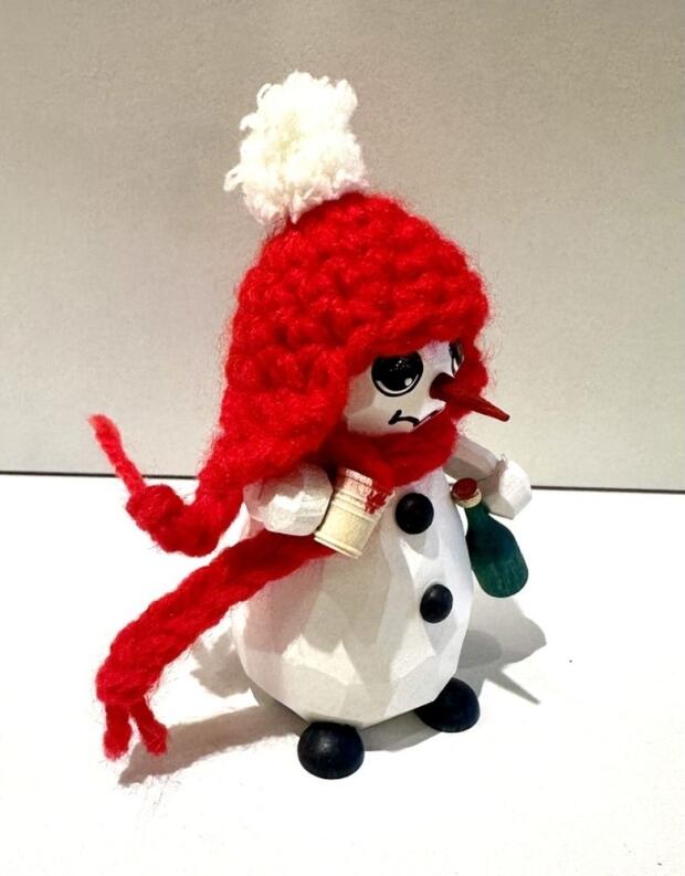 Schneemann – Frosti Melanie mit roter Mütze, Schal & Glühweinbecher – ca. 5 × 8 × 5 cm