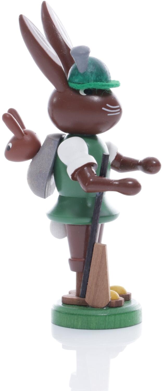 Osterfigur – detailreicher Osterhase Jäger mit Gewehr und Hasenbaby im Rucksack – BxHxT ca. 4x9x3 cm