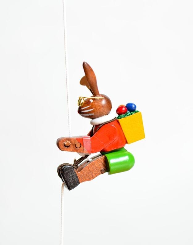 Holzspielzeug - Niedlicher Kletterfigur Osterhase mit Eierkorb - BxHxT ca. 3x6,5x2 cm