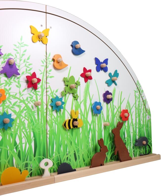Wandspiel – bunte Krabbelwiese mit Tieren und Blumen interaktiv und vielseitig – BxHxT 93 x 108 x 9 