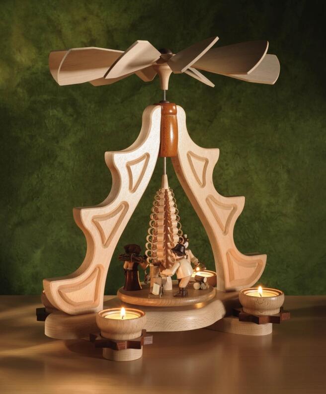 Teelichtpyramide – detailreiche Waldfiguren in warmen Holztönen, nostalgisch und handgefertigt –