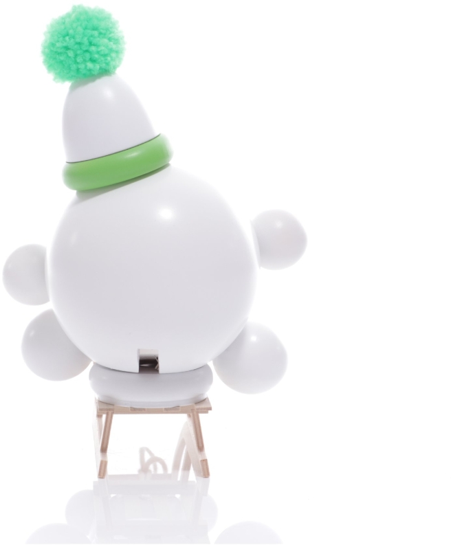 Rückansicht der Räucherfigur Räucherschneeball in Weiß mit grünem Hut und Bommel auf kleinem
