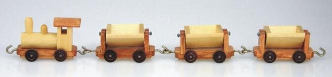 Holzspielzeug Holzeisenbahn mit 3 Wagons natur Grubenbahn BxH 26x3,5xcm