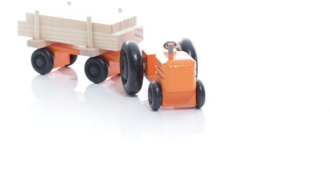 Holzspielzeug - Miniaturfahrzeug Traktor mit Langholz auf dem Anhänger Bunt - Ansicht Vorne - Hergestellt im Erzgebirge