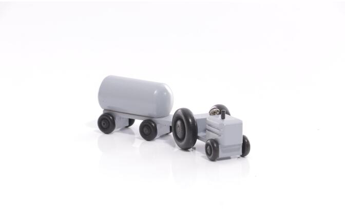 Holzspielzeug - Miniaturfahrzeug Traktor mit Fass Anhänger Bunt - Ansicht Vorne - Hergestellt im Erzgebirge