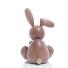 Osterfigur - Osterhase Braun sitzend mit Möhre im Mund - Abgeknicktem Ohr- Ansicht Hinten