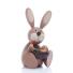 Osterfigur farbenfroher Osterhase sitzend mit Möhrenschüssel und Möhre im Mund aus Holz von