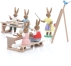 Osterfiguren - Hasenschule mit Lehrerin und sitzende Schüler auf Bänken - Ansicht Links - Lehrerin mit Zeigestock