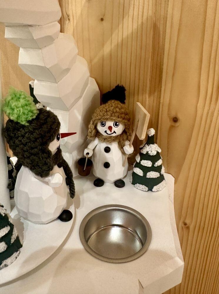 Wandpyramide – winterliche Schneemannszene mit verschneiten Bäumen und 4 Teelichthalter – HxB 23 x 20 cm