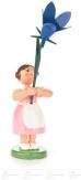 Blumenmädchen – fröhliches Frühlingskind mit grüner Kleidung und blauer Sommerglockenblume – H =