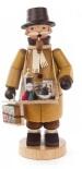 Räuchermann – detailreicher Räucherkerzenverkäufer mit grüner Jacke und filigraner Box – BxHxT = 9 x