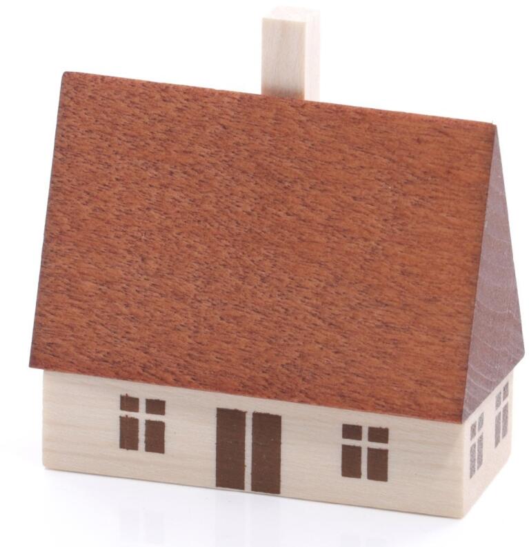 Miniaturhaus aus Holz mit Schornstein in naturfarben, seitliche Ansicht des schlichten
