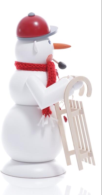 Seitliche Ansicht rechts des Räuchermanns Schneemann mit Hörnerschlitten, rotem Schal und Mütze,