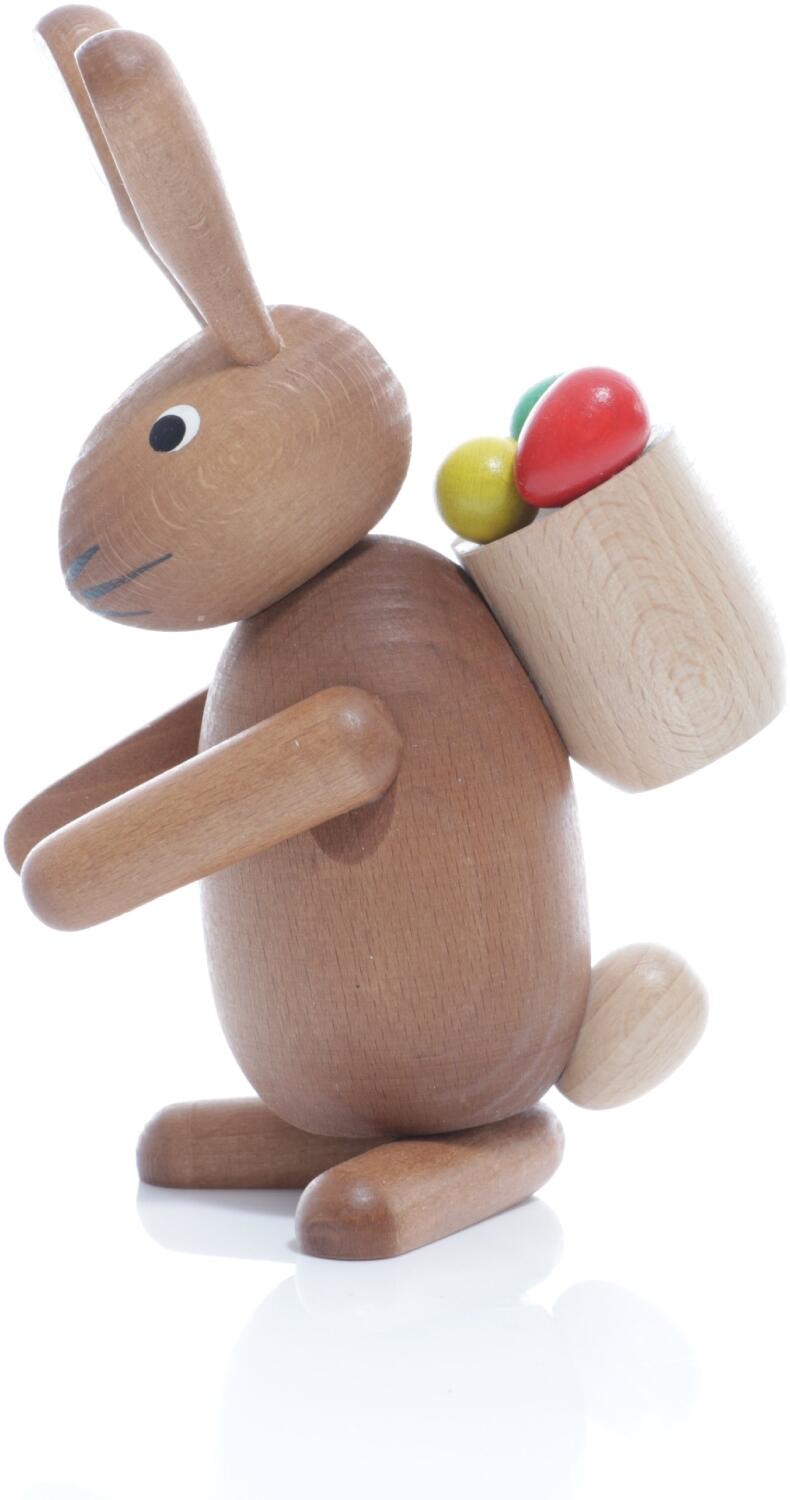 Osterfigur – liebevoll gestalteter Hase mit geflochtenem Eierkorb, warmbraun – HxB = 11 x 5 cm