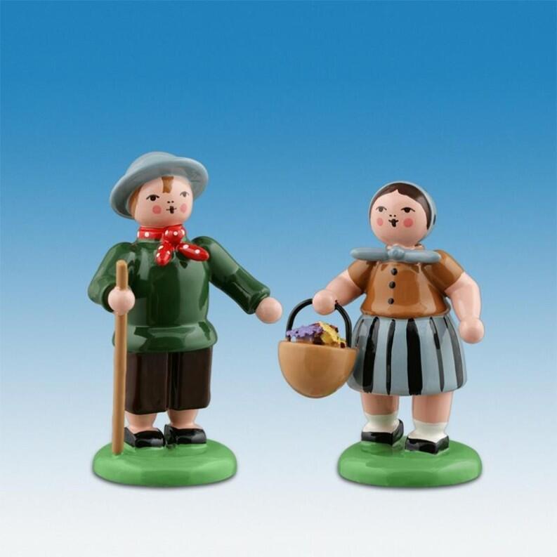 Holzfigur Bauernpaar mit Wanderstock & Blumenkorb stehend Höhe 7cm